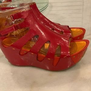 Tsubo red patent platform sandals size 8